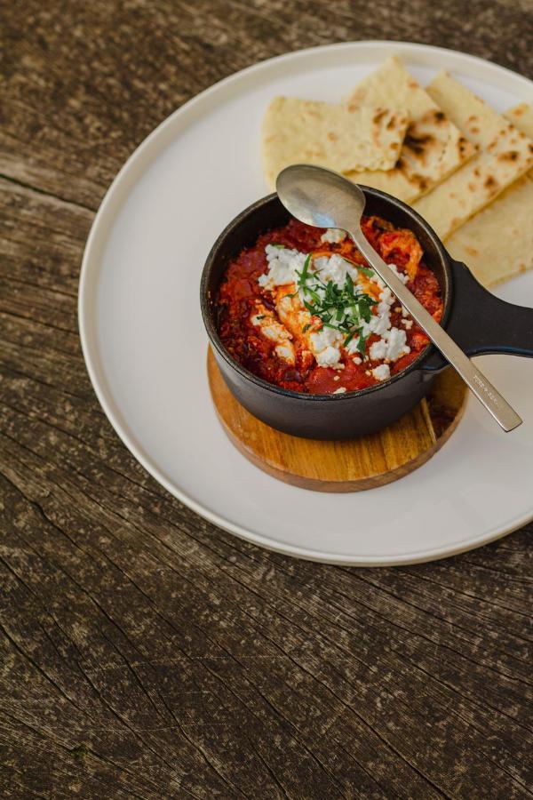 Kai 36 - Hotel Zwischen Fels Und Fluss 그라츠 외부 사진 Baked eggs with tomato and feta cheese