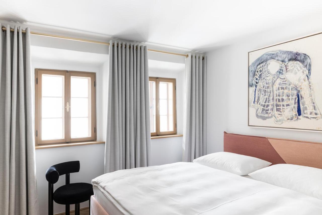 Kai 36 - Hotel Zwischen Fels Und Fluss 그라츠 외부 사진 A bedroom with curtains