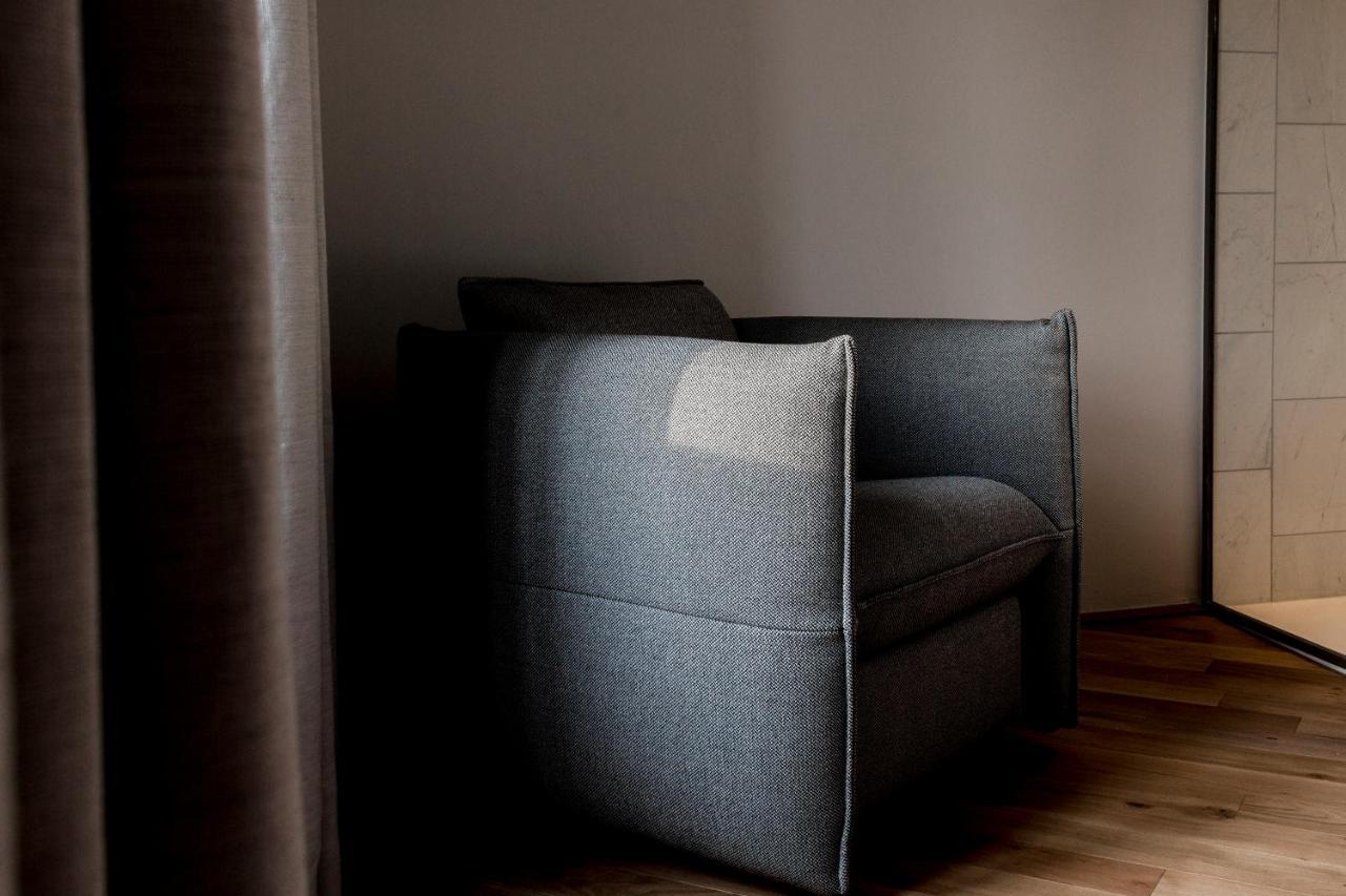 Kai 36 - Hotel Zwischen Fels Und Fluss 그라츠 외부 사진 A chair