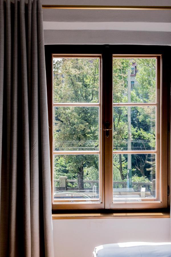Kai 36 - Hotel Zwischen Fels Und Fluss 그라츠 외부 사진 A window with curtains