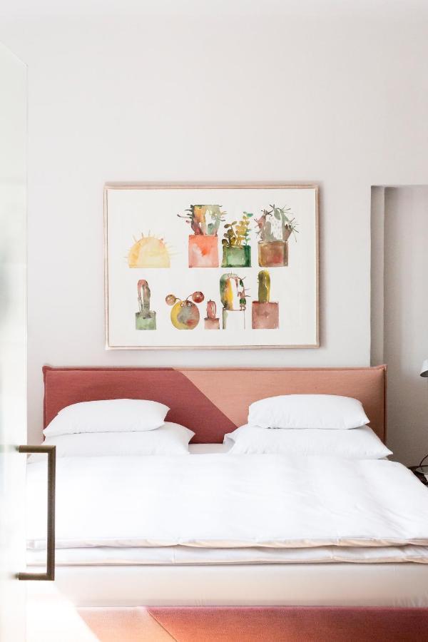 Kai 36 - Hotel Zwischen Fels Und Fluss 그라츠 외부 사진 A bedroom with a bed and a painting