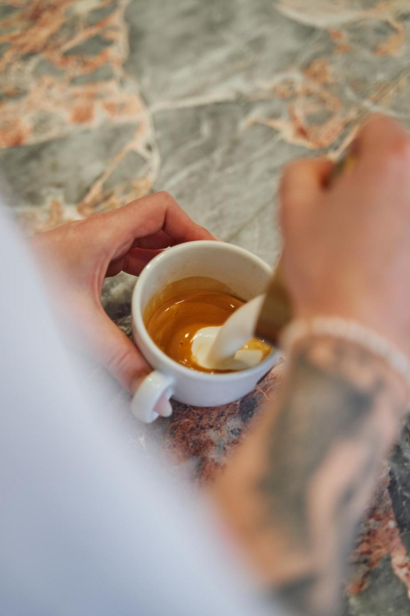 Kai 36 - Hotel Zwischen Fels Und Fluss 그라츠 외부 사진 Preparation of a cup of turmeric milk