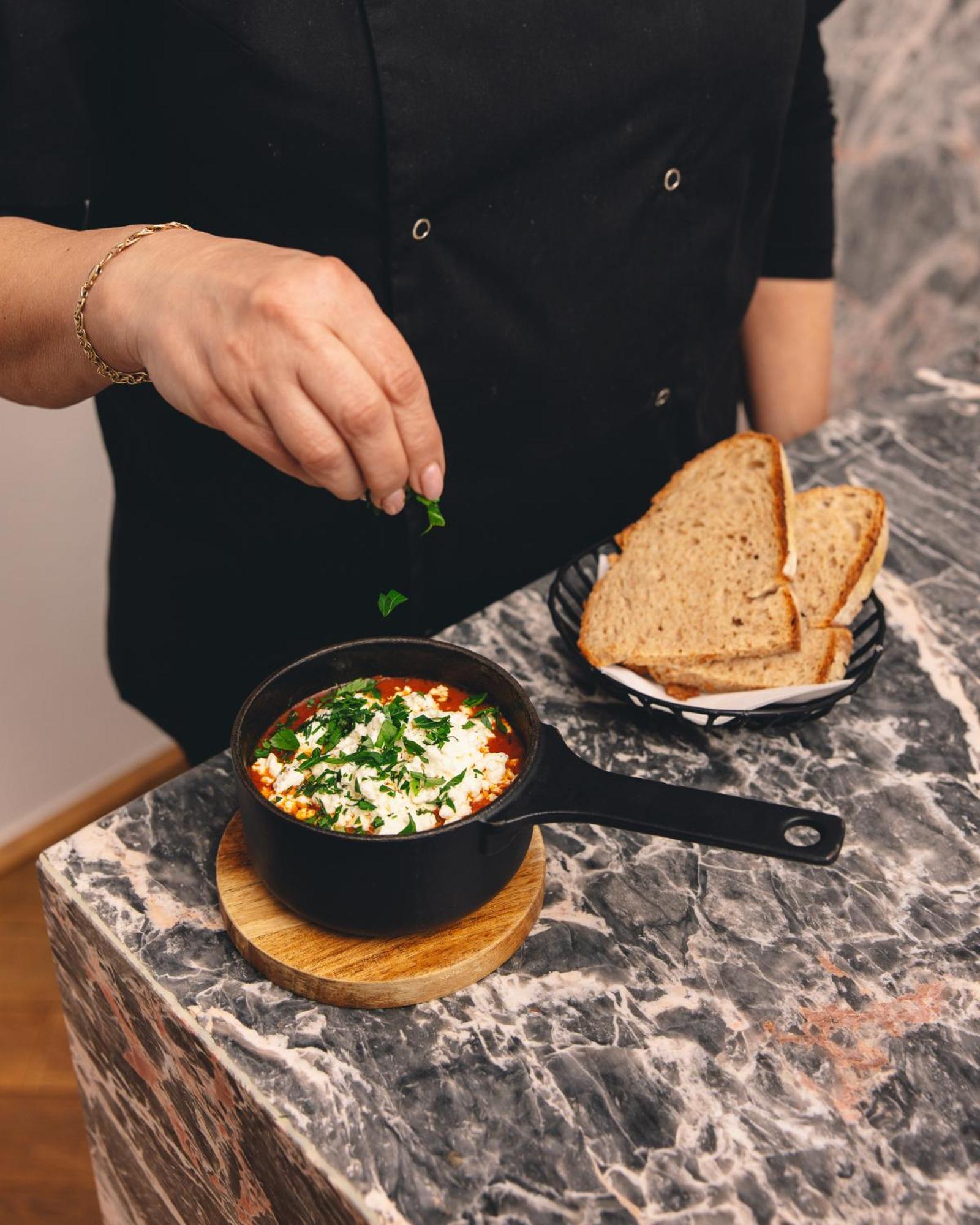 Kai 36 - Hotel Zwischen Fels Und Fluss 그라츠 외부 사진 Preparation of a traditional Turkish dish