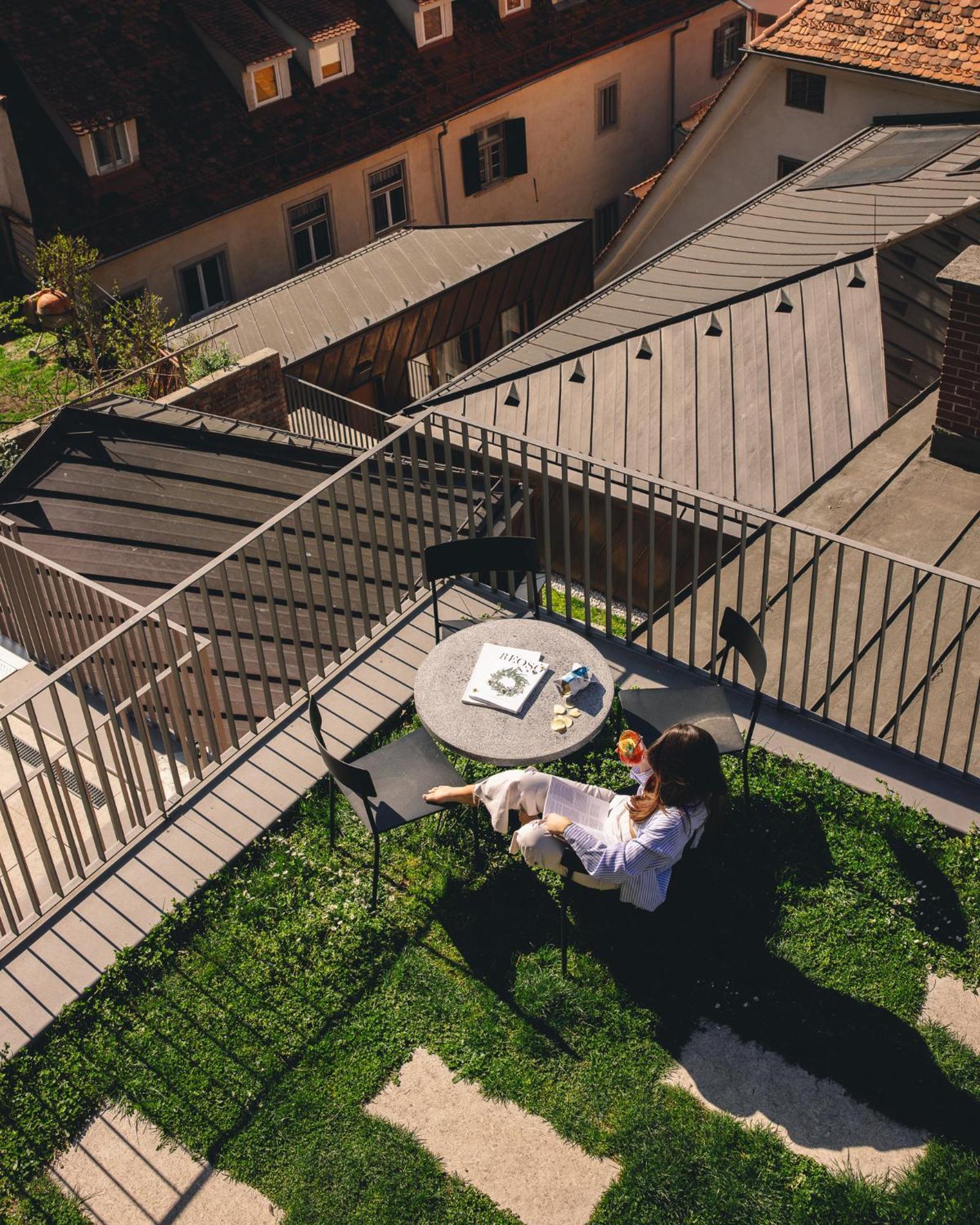 Kai 36 - Hotel Zwischen Fels Und Fluss 그라츠 외부 사진 A woman sitting on a balcony