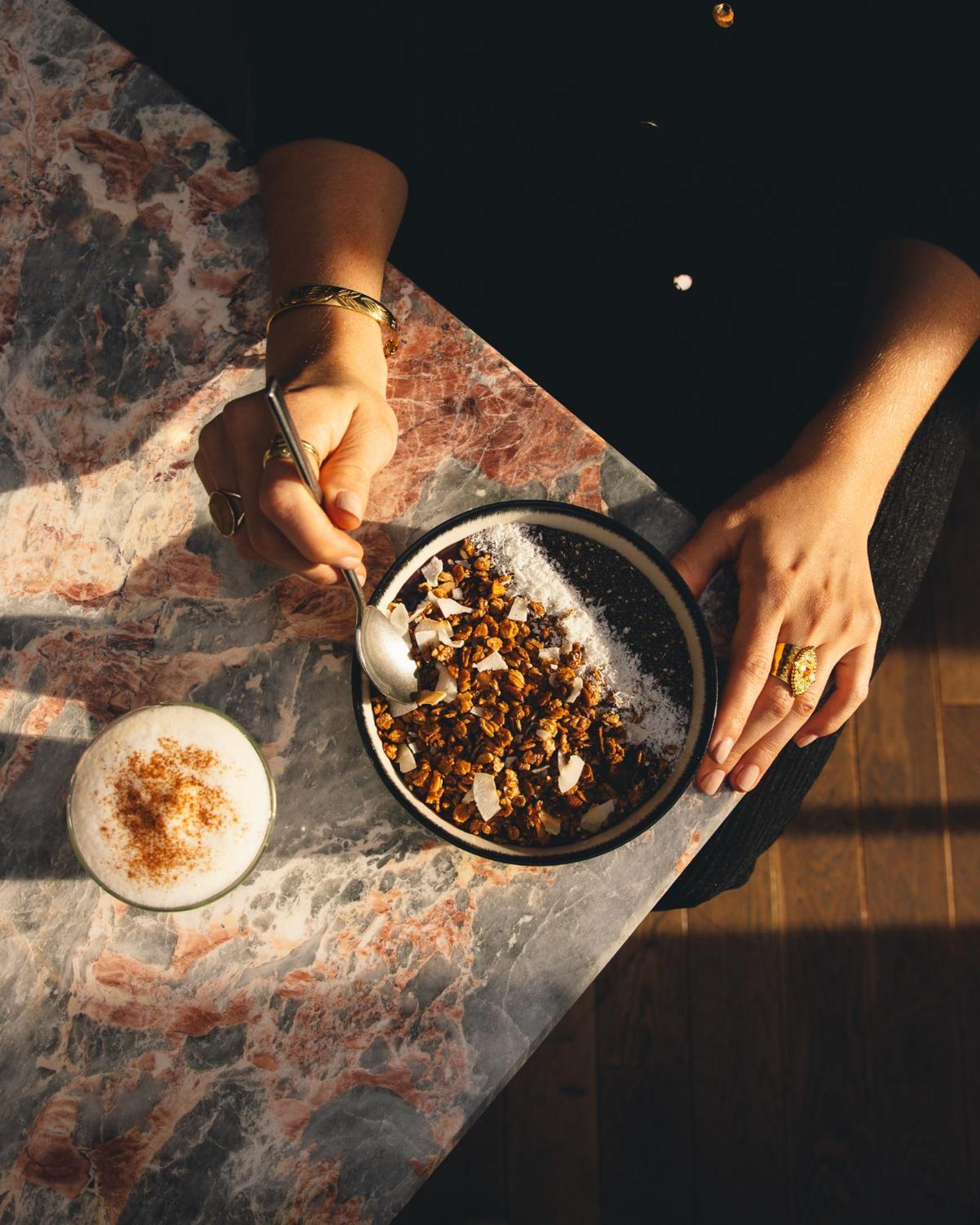 Kai 36 - Hotel Zwischen Fels Und Fluss 그라츠 외부 사진 A woman eating a bowl of granola