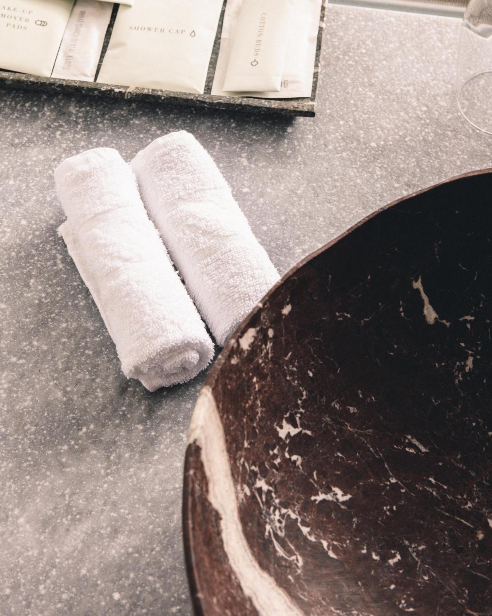 Kai 36 - Hotel Zwischen Fels Und Fluss 그라츠 외부 사진 A pair of rolled towels