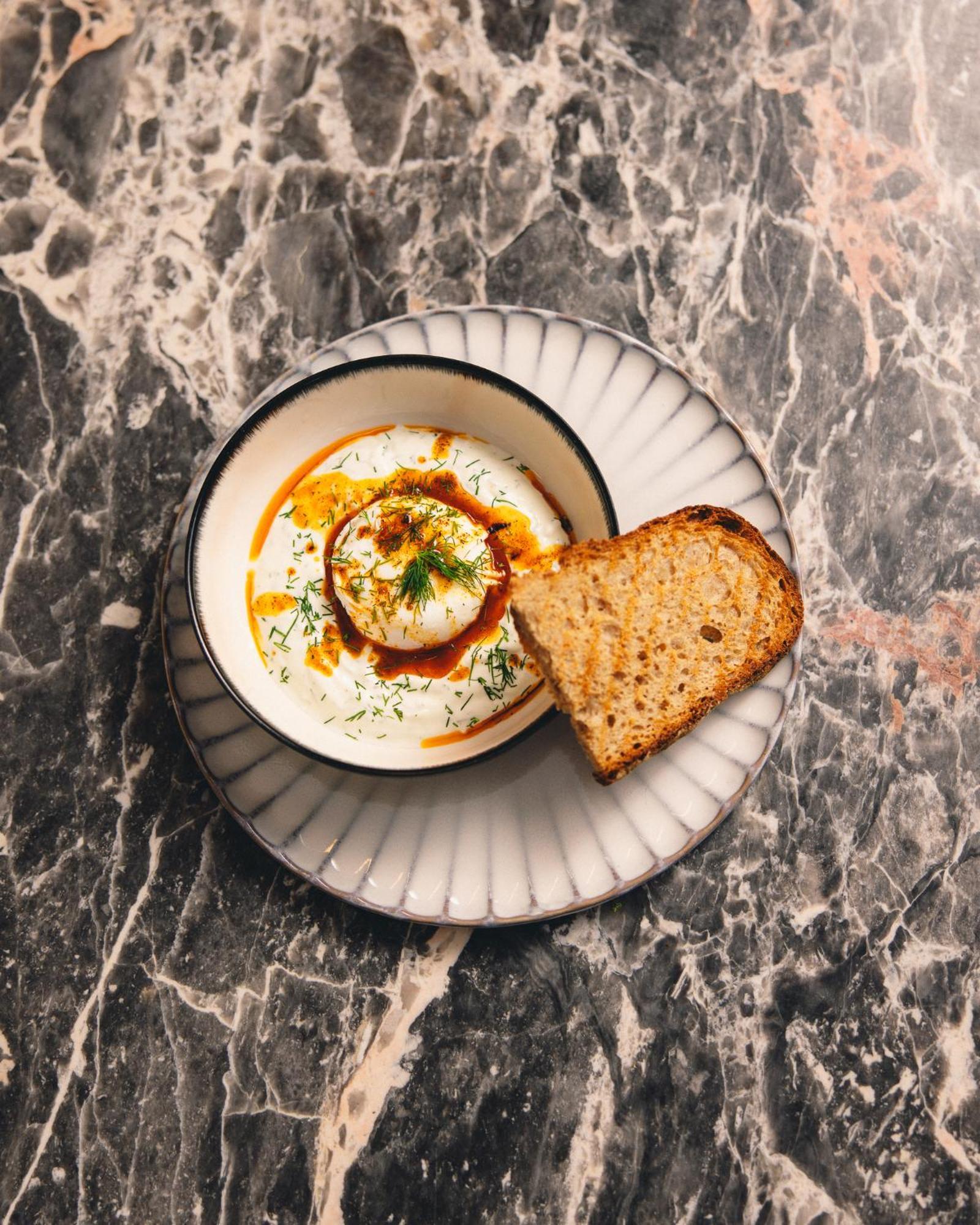 Kai 36 - Hotel Zwischen Fels Und Fluss 그라츠 외부 사진 A bowl of Labneh with olive oil and sumac